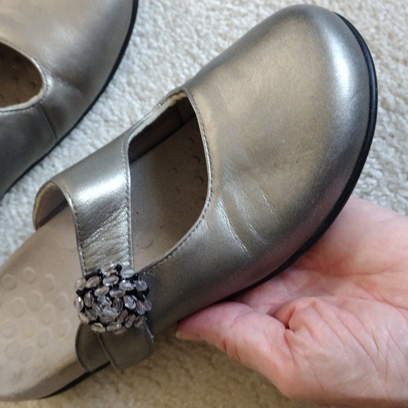 Vionic pewter gray leather Velcro strap mules. Lovely. Size 8 - Picture 2 of 13